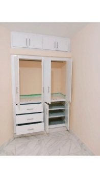 Closet blanco con puertas y gavetas