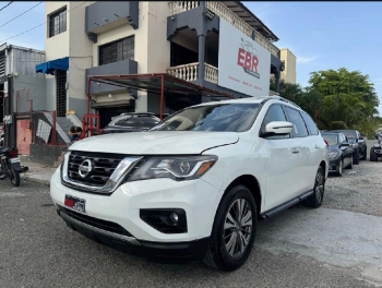 Nissan pathfinder sv 4x4 2019