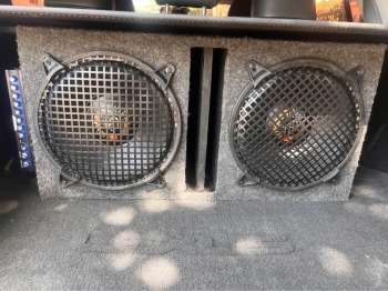 Vendo cajon de bajos para vehículos jbl con 2 subwoofer 1000 watts