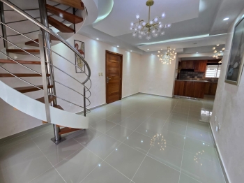 Apartamento con terraza privada en altos de alameda.