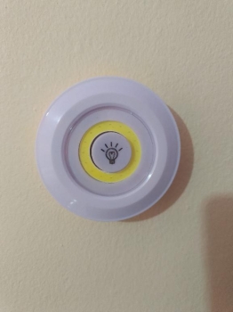 Lámpara de pared pequeña con control remoto
