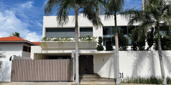 Alquilo prestigiosa casa ubicada en el centro de bella vista