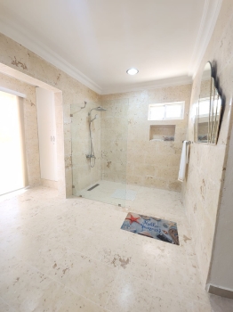 Impresionante y amplia villa en metro country de 8 habitaciones