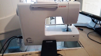 Se vende maquina de coser electrica marca singer