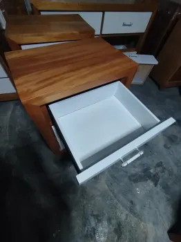 Juego de habitacion en madera de caoba  color natural y blanco