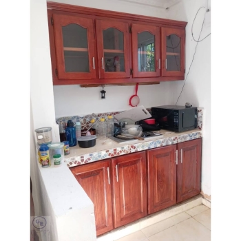Gabinete de cocina color caoba con cristal