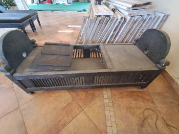 BaÚl y mesas importadas madera en caoba todo necesitan reparaciÓn.