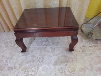 Vendo varias mesitas de madera caoba y cristal