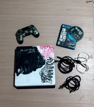 Vendo ps4 slim  the last of us part ii! paquete completo