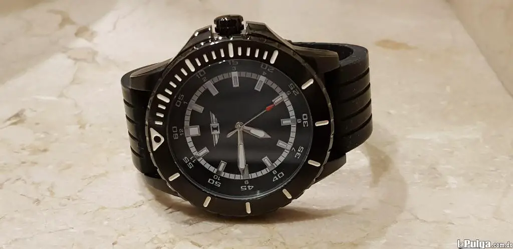 Reloj Negro De Marca Invicta En Excelentes Condiciones