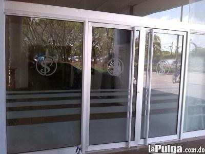 Puertas flotantes y comerciales aluminio y crital Foto 6984151-4.jpg