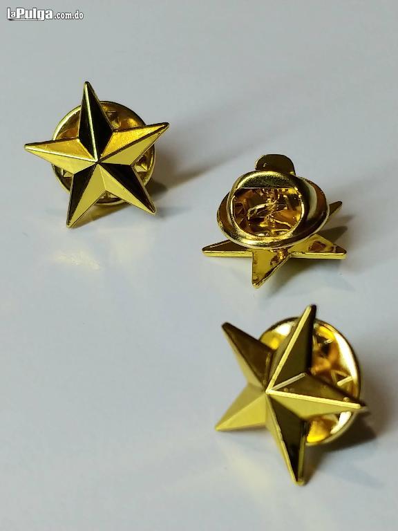 Pin de estrella dorada en metal  Foto 7127871-1.jpg