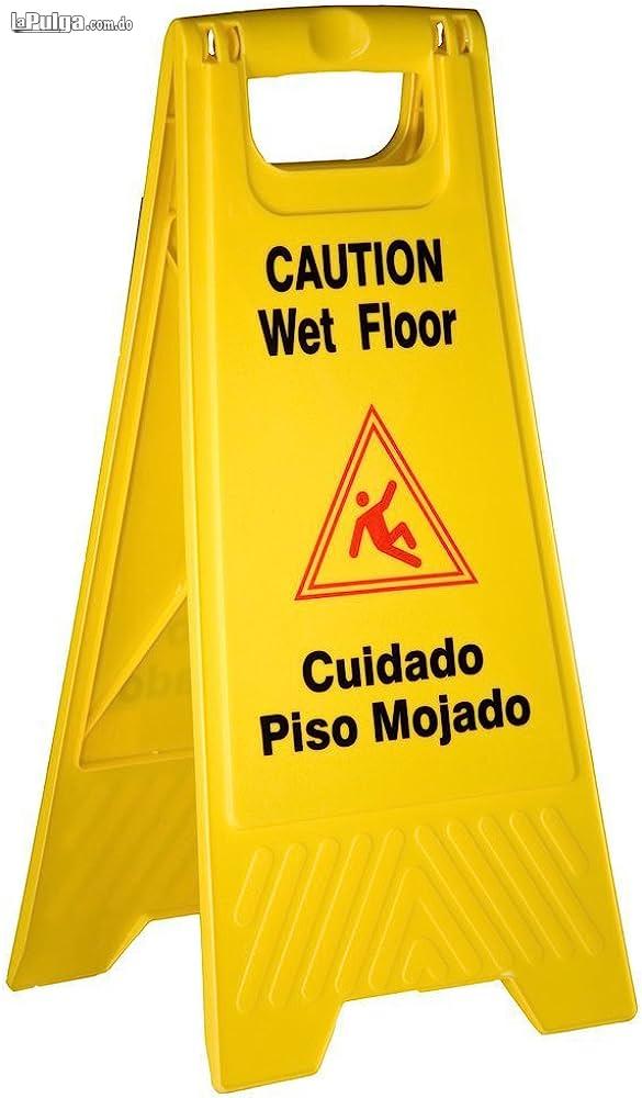 Señal de precaución piso mojado caution wet floor Foto 7157921-3.jpg