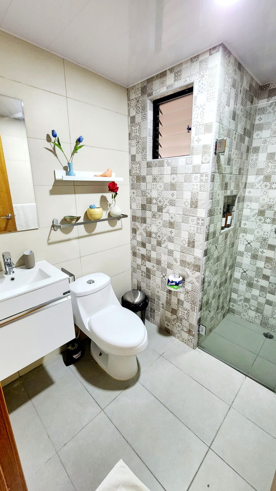 Apartamento en Alquiler en Evaristo Morales US1300 Foto 7211886-3.jpg