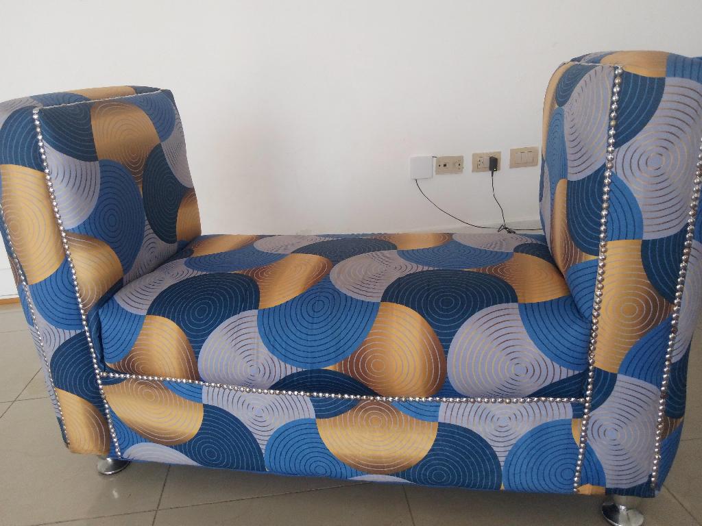 Hermoso diván con diseño dorados y azul. Foto 7218843-1.jpg