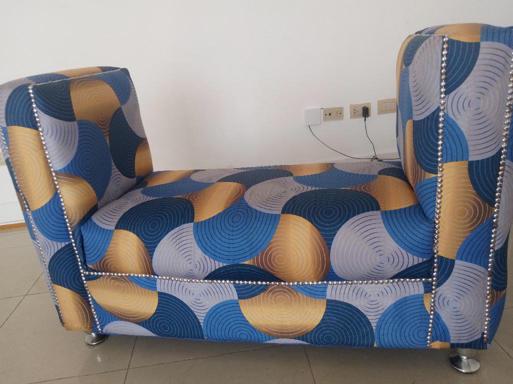 Hermoso diván con diseño dorados y azul. Foto 7218843-2.jpg