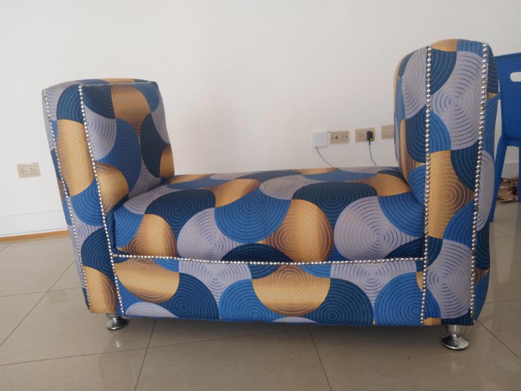 Hermoso diván con diseño dorados y azul. Foto 7218843-3.jpg