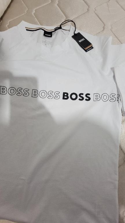 Vendo t shirts Hugo Boss Armani size M L blancos nuevos usados tambien Foto 7228125-3.jpg