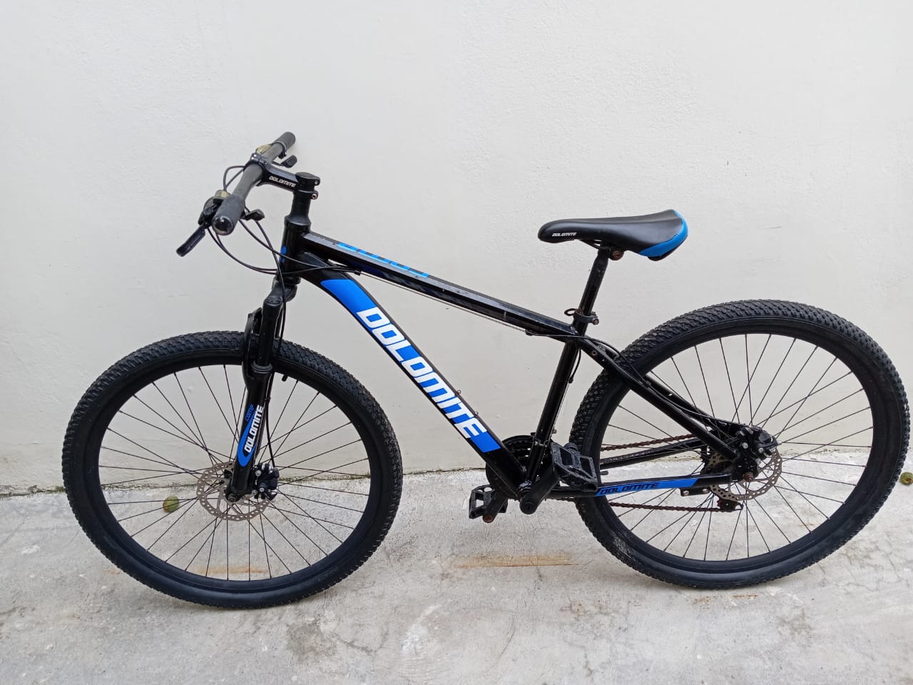 Vendo Bicicleta marca Dolomite negra con detalles azules poco usada Foto 7234011-3.jpg