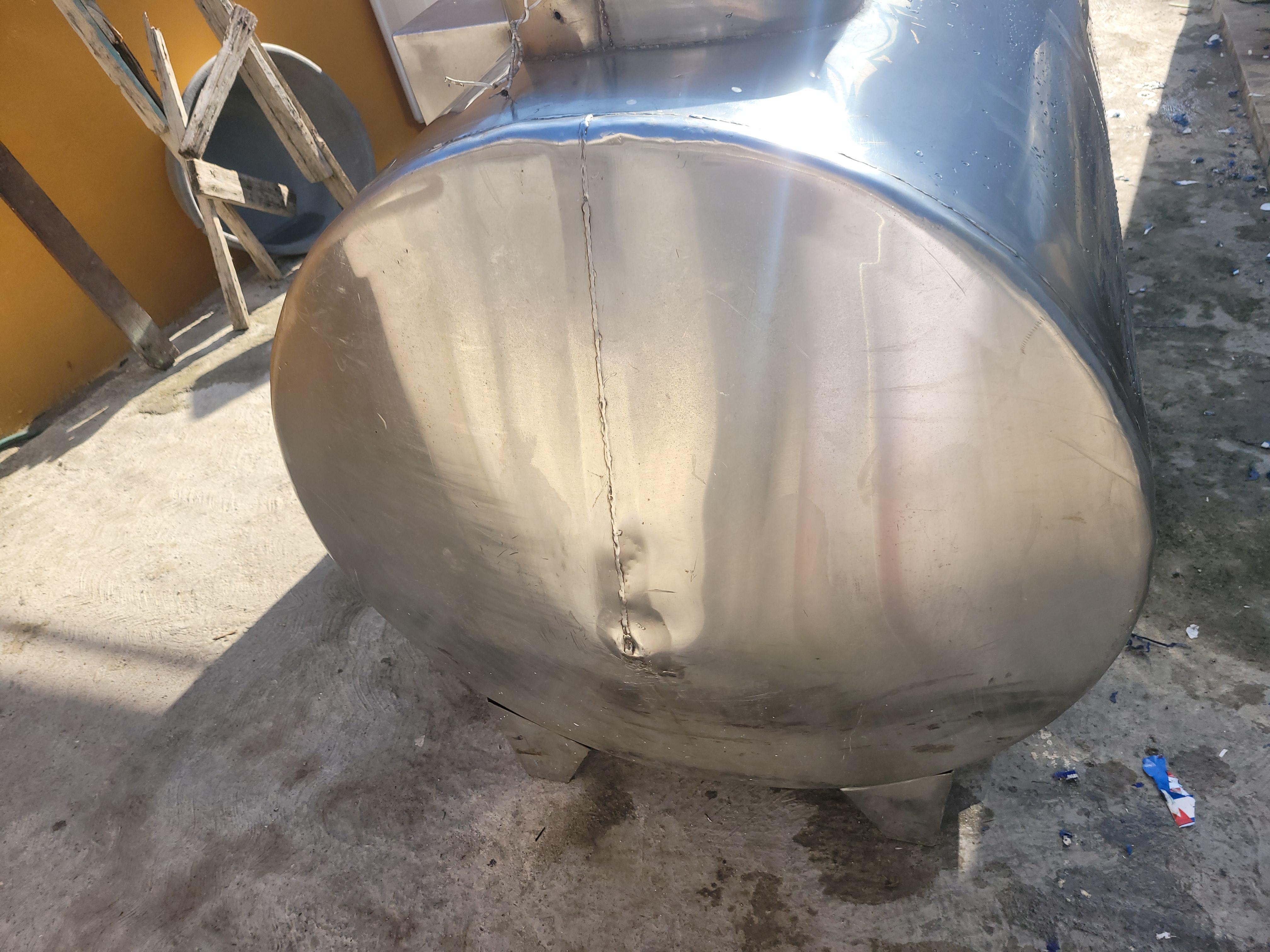 Vendo tanque de acero inoxidable leea debajo Foto 7253749-2.jpg