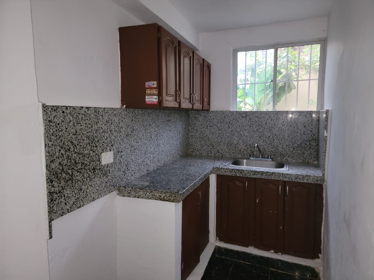 RENTO APART 1ER. PISO 2 HABITACIONES BALCON...STO.DGO.ESTE. RD12 MIL Foto 7275948-2.jpg