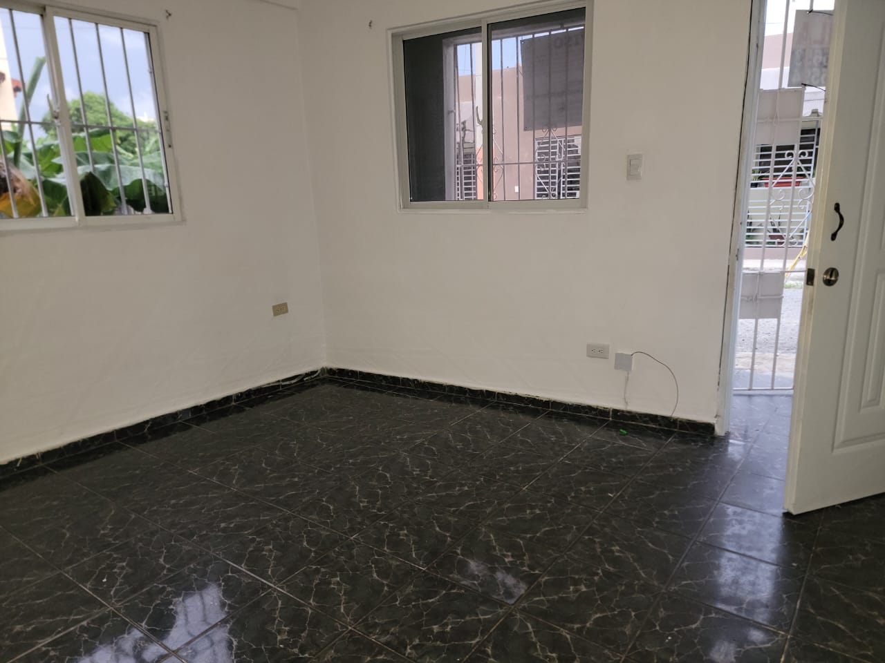 RENTO APART 1ER. PISO 2 HABITACIONES BALCON...STO.DGO.ESTE. RD12 MIL Foto 7275948-3.jpg