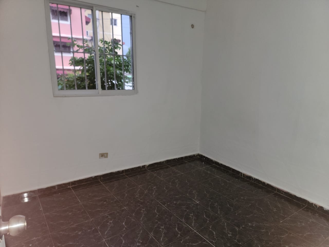 RENTO APART 1ER. PISO 2 HABITACIONES BALCON...STO.DGO.ESTE. RD12 MIL Foto 7275948-7.jpg