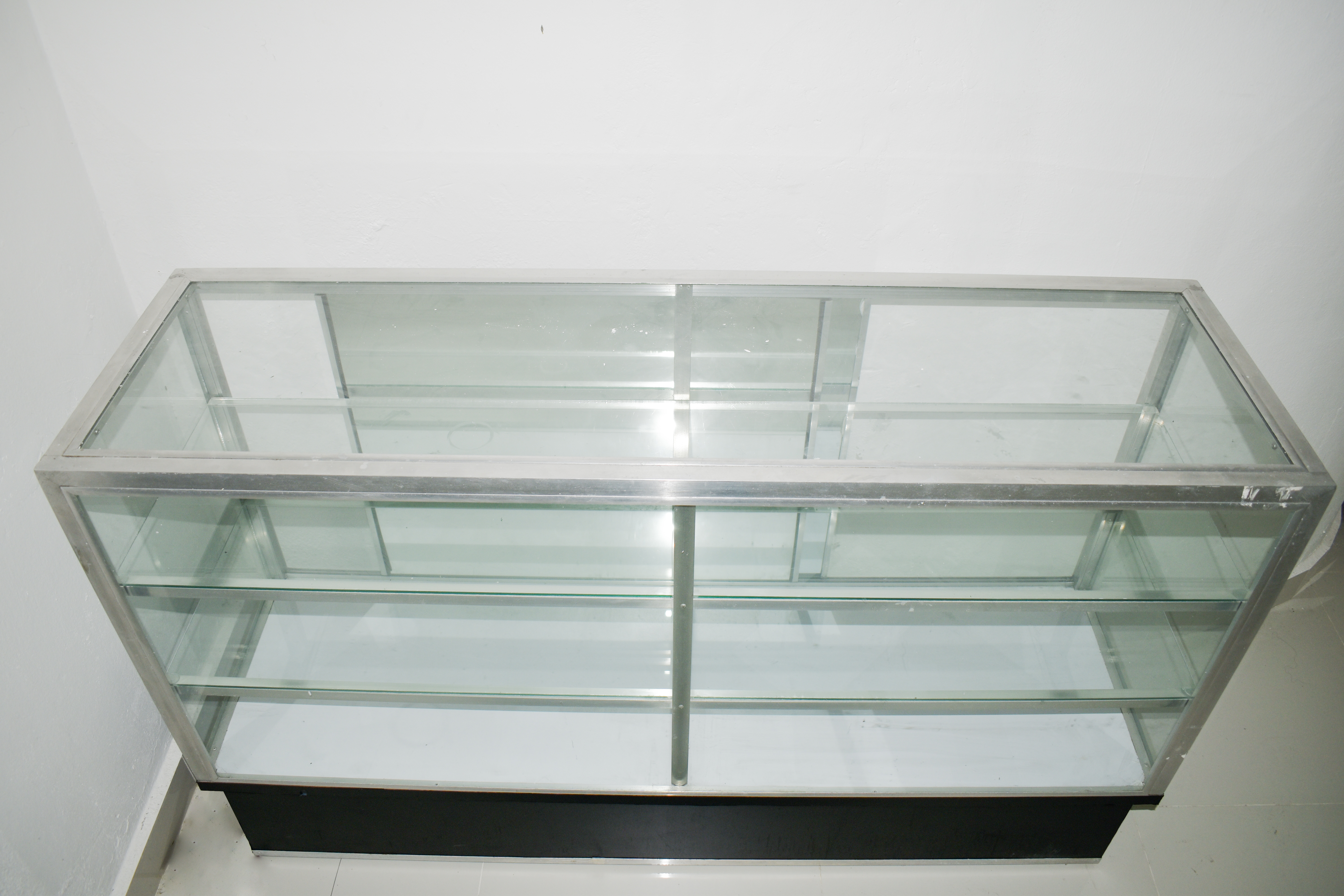 Vitrina de Vidrio y Aluminio con Base Negra – Ideal para Negocios Exhi Foto 7276924-2.jpg