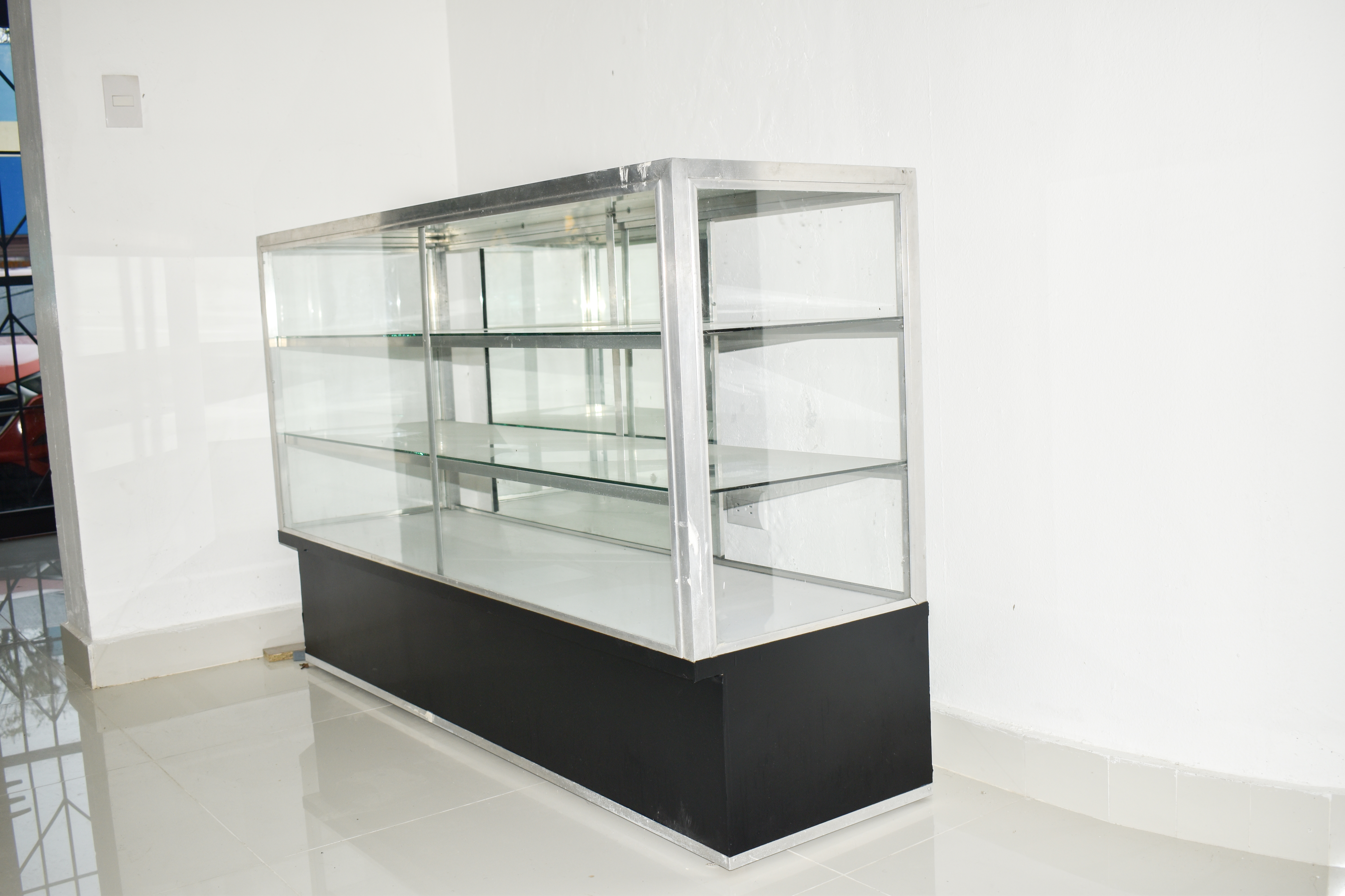 Vitrina de Vidrio y Aluminio con Base Negra – Ideal para Negocios Exhi Foto 7276924-3.jpg