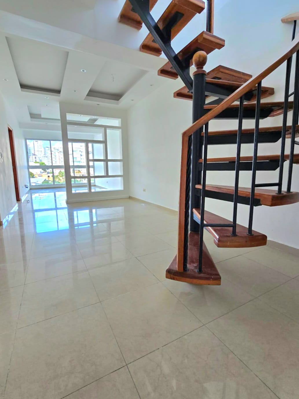 Apartamento de 4 Habitaciones en Venta en la Urbanización Real.  Foto 7277788-3.jpg