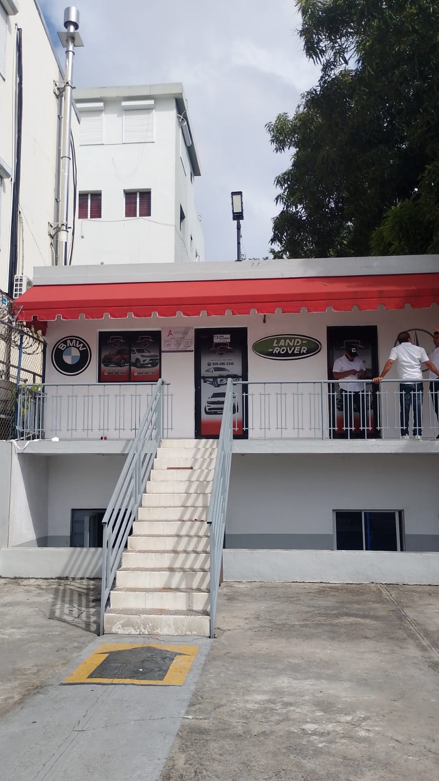Alquilo Local Comercial Preparado para dealer de Vehiculo ubicado en e Foto 7278052-1.jpg