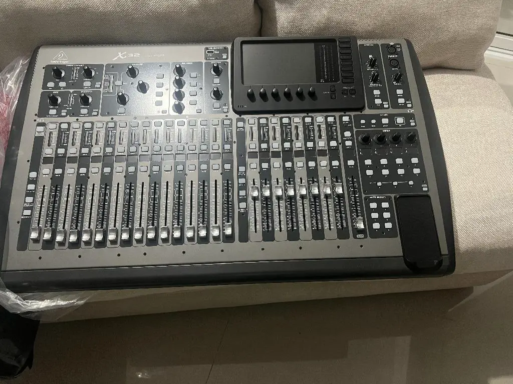 Vendo consola digital BEHRINGER  X 32 Nueva Foto 7279369-1.jpg