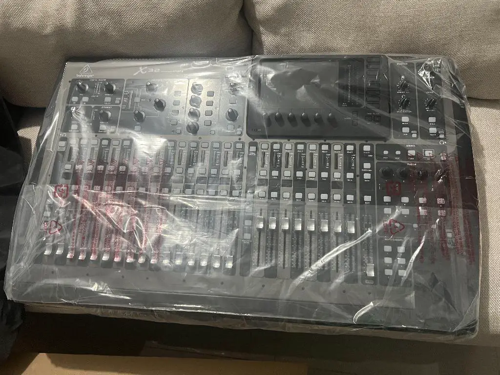 Vendo consola digital BEHRINGER  X 32 Nueva Foto 7279369-2.jpg