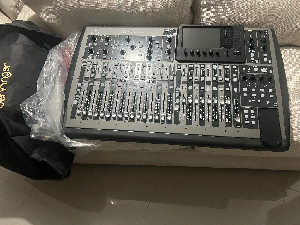 Vendo consola digital BEHRINGER  X 32 Nueva Foto 7279369-3.jpg