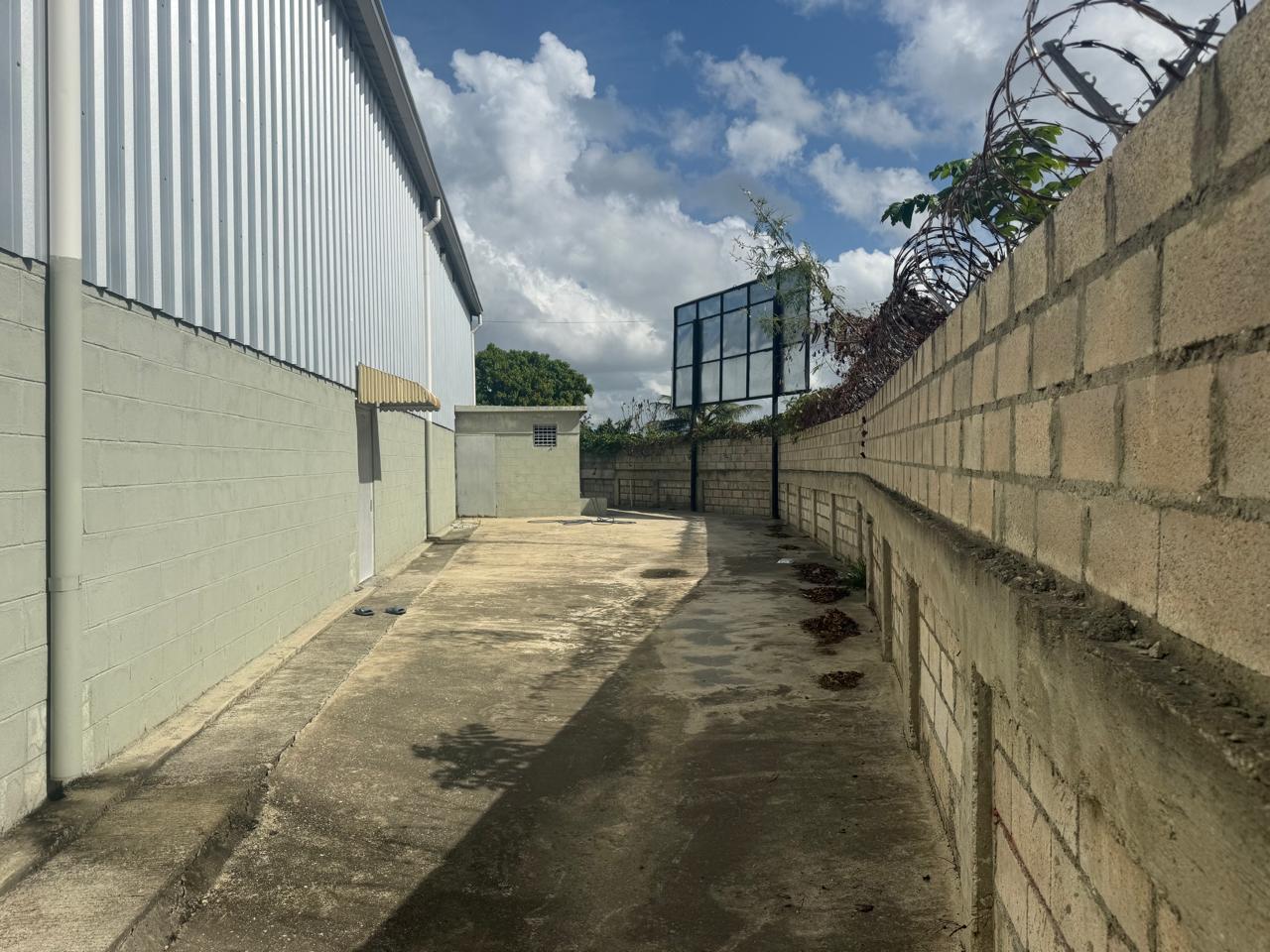 Renta de Nave Industrial en Autopista Duarte Santiago! Foto 7279492-11.jpg