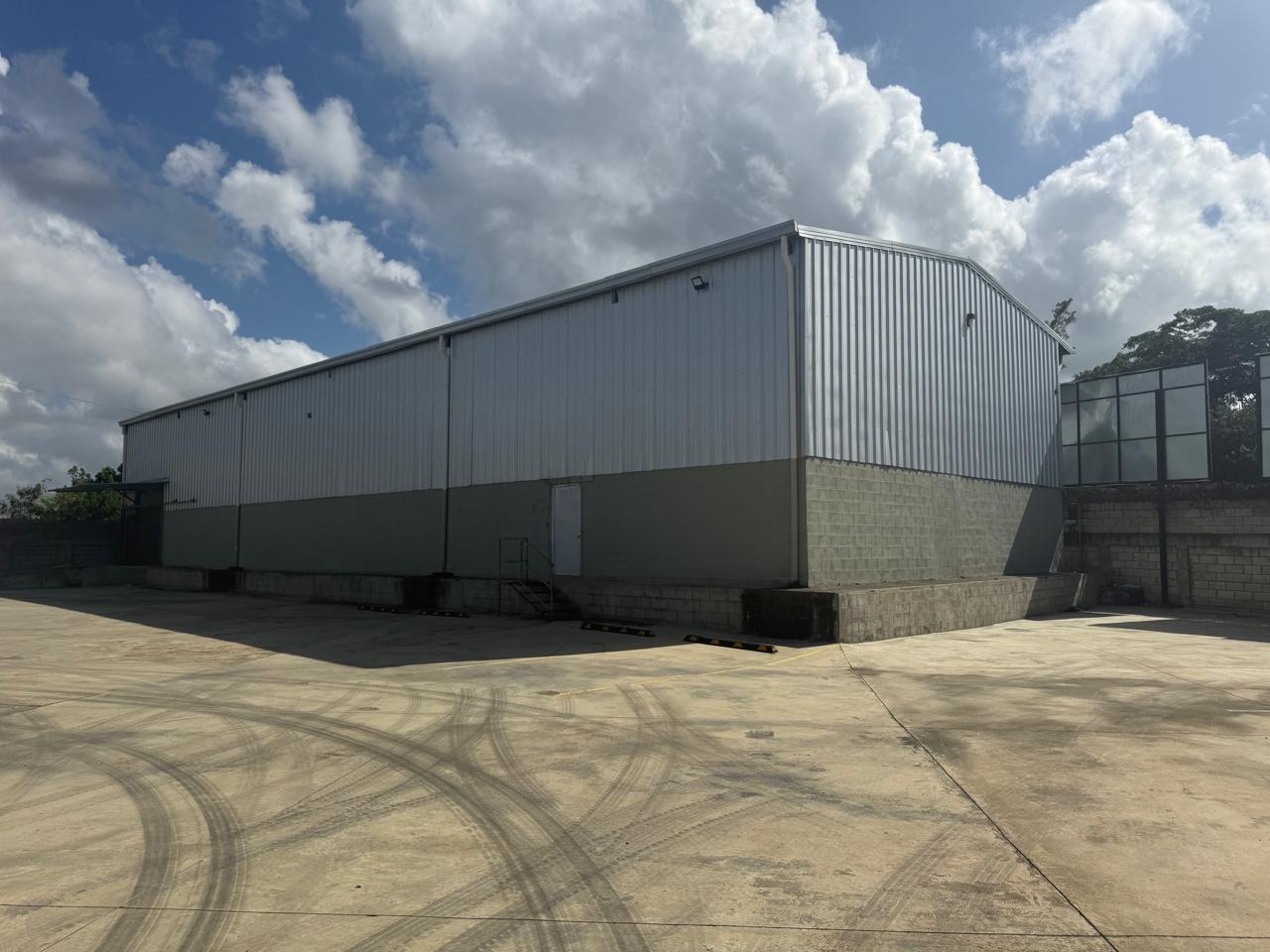Renta de Nave Industrial en Autopista Duarte Santiago! Foto 7279492-12.jpg