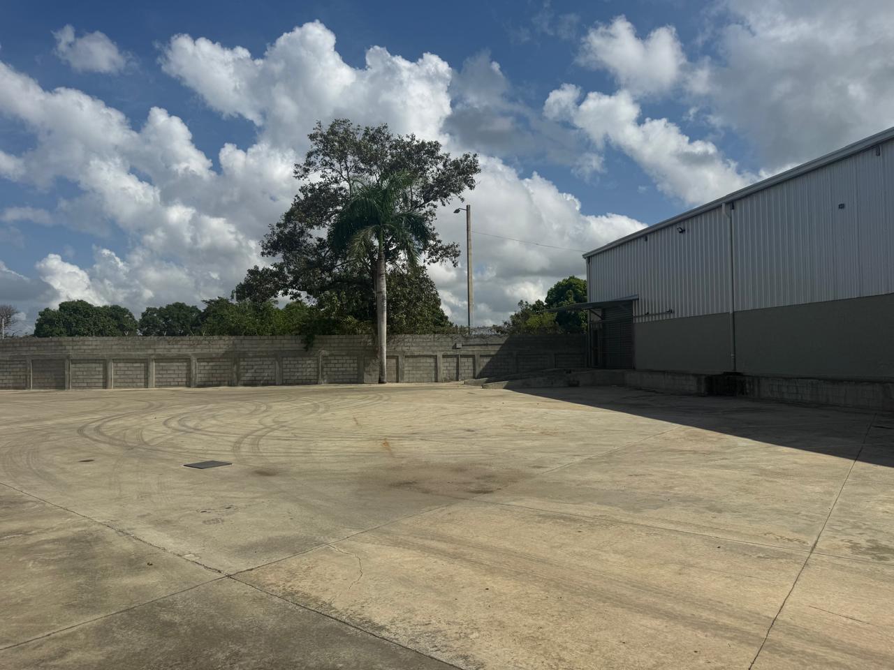 Renta de Nave Industrial en Autopista Duarte Santiago! Foto 7279492-15.jpg