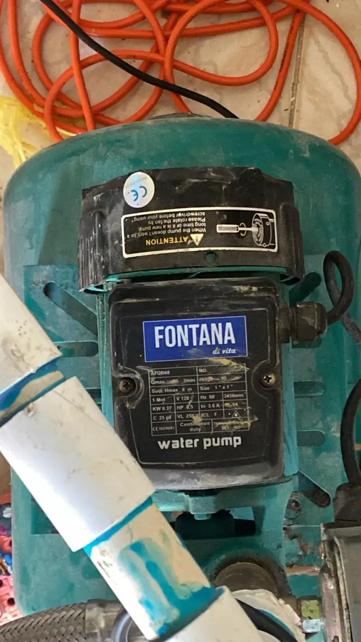 Bomba ladrona fontana con tanque Foto 7281511-3.jpg