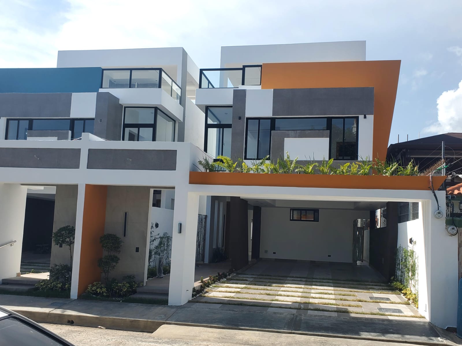 Casa con marquesina para 4 vehículos en oferta por el mes de los padre Foto 7282322-1.jpg