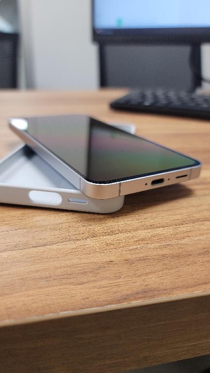 Samsung Galaxy s24 FE 256gb Claro  audifonos Samsung Buds FE Foto 7284067-2.jpg