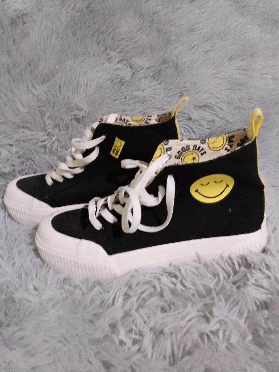 Tennis Pull  Bear y Smiley World Foto 7286609-2.jpg