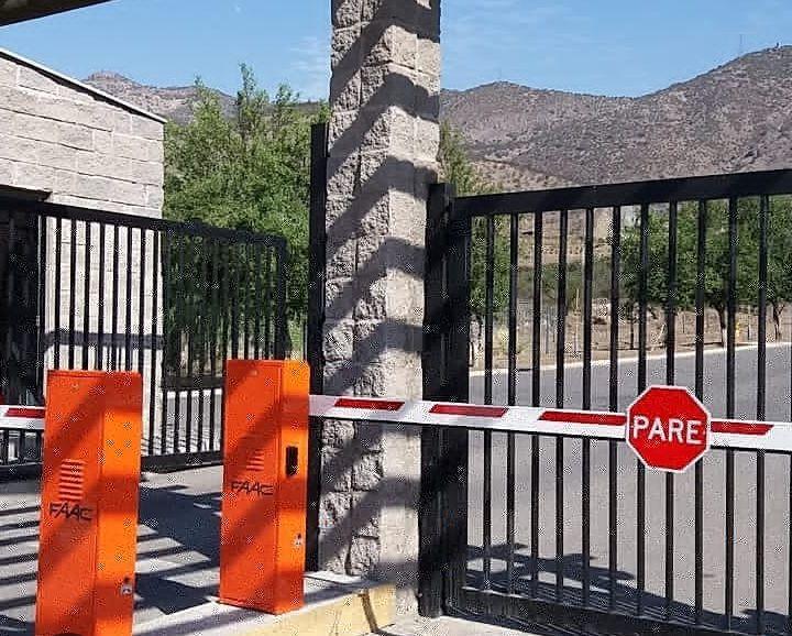 Barrera de paso de seguridad y acceso vehicular  Foto 7286678-1.jpg