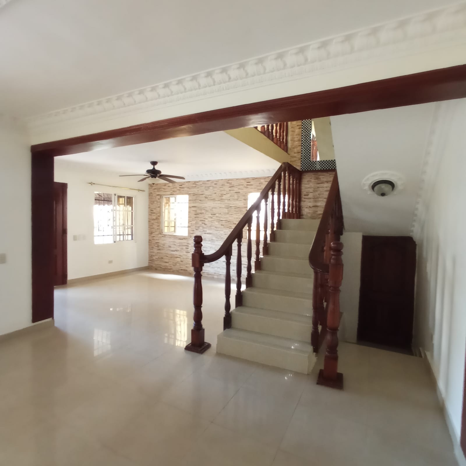 Casa en venta de 3 niveles en la Zona Oriental S.D.E. Foto 7289331-4.jpg
