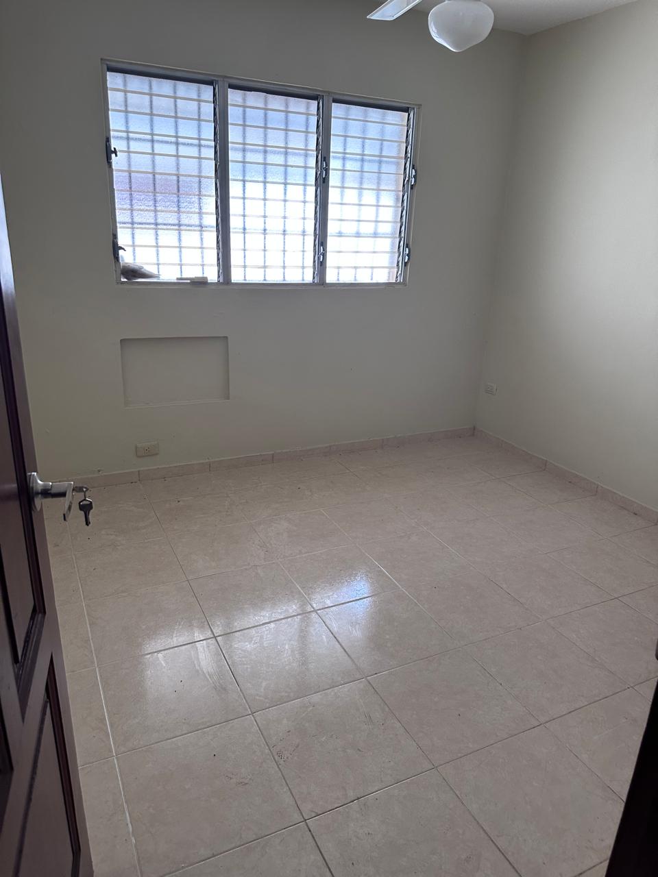 Se alquila apartamento en 4to piso – RD35000 mantenimiento incluido Foto 7292405-9.jpg