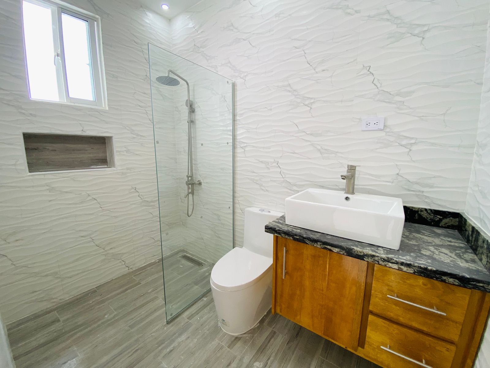 Casa con 3 Habitaciones y Patio de Venta en los Llanos de Gurabo! Foto 7295750-11.jpg