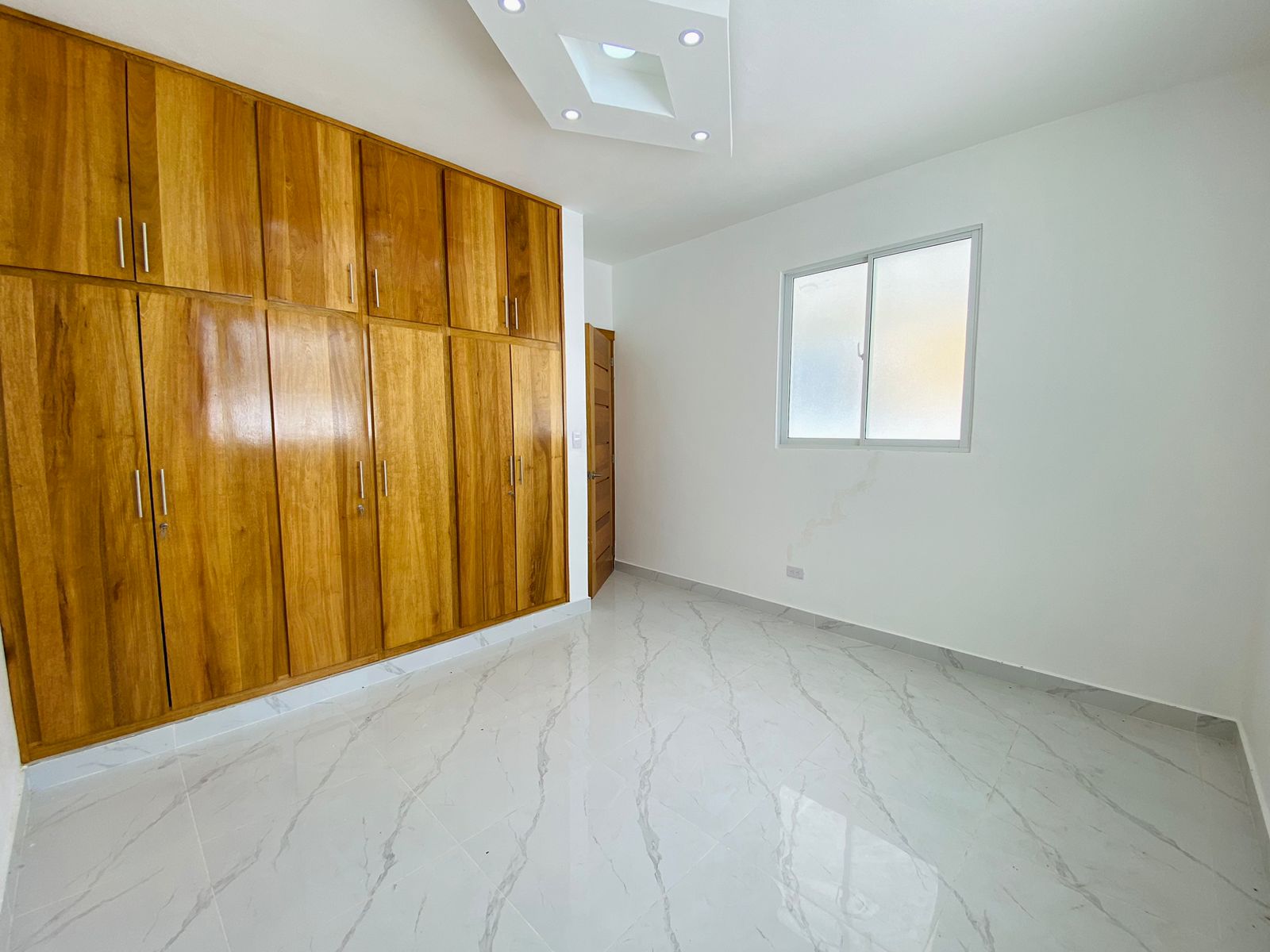 Casa con 3 Habitaciones y Patio de Venta en los Llanos de Gurabo! Foto 7295750-13.jpg