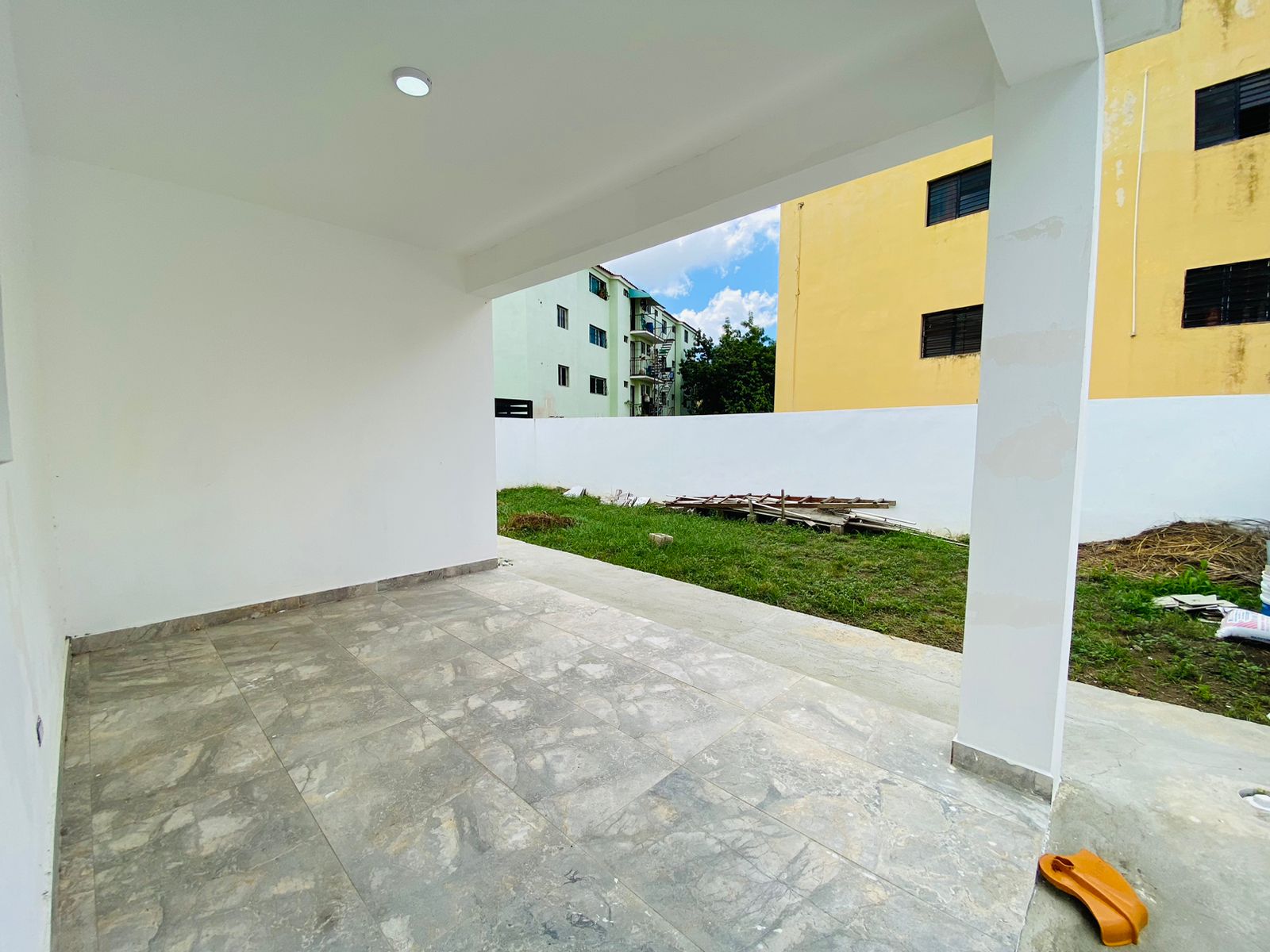 Casa con 3 Habitaciones y Patio de Venta en los Llanos de Gurabo! Foto 7295750-14.jpg
