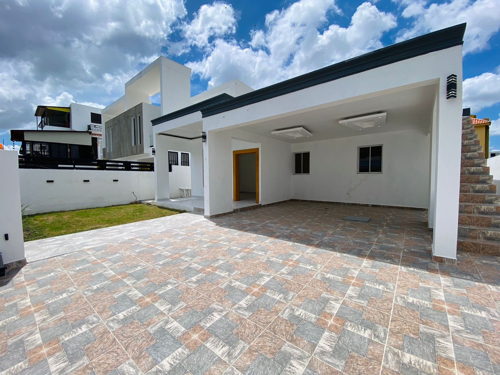 Casa con 3 Habitaciones y Patio de Venta en los Llanos de Gurabo! Foto 7295750-2.jpg