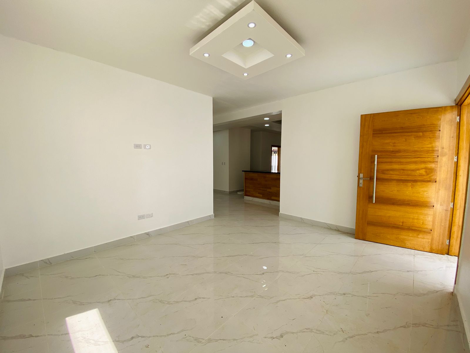 Casa con 3 Habitaciones y Patio de Venta en los Llanos de Gurabo! Foto 7295750-3.jpg