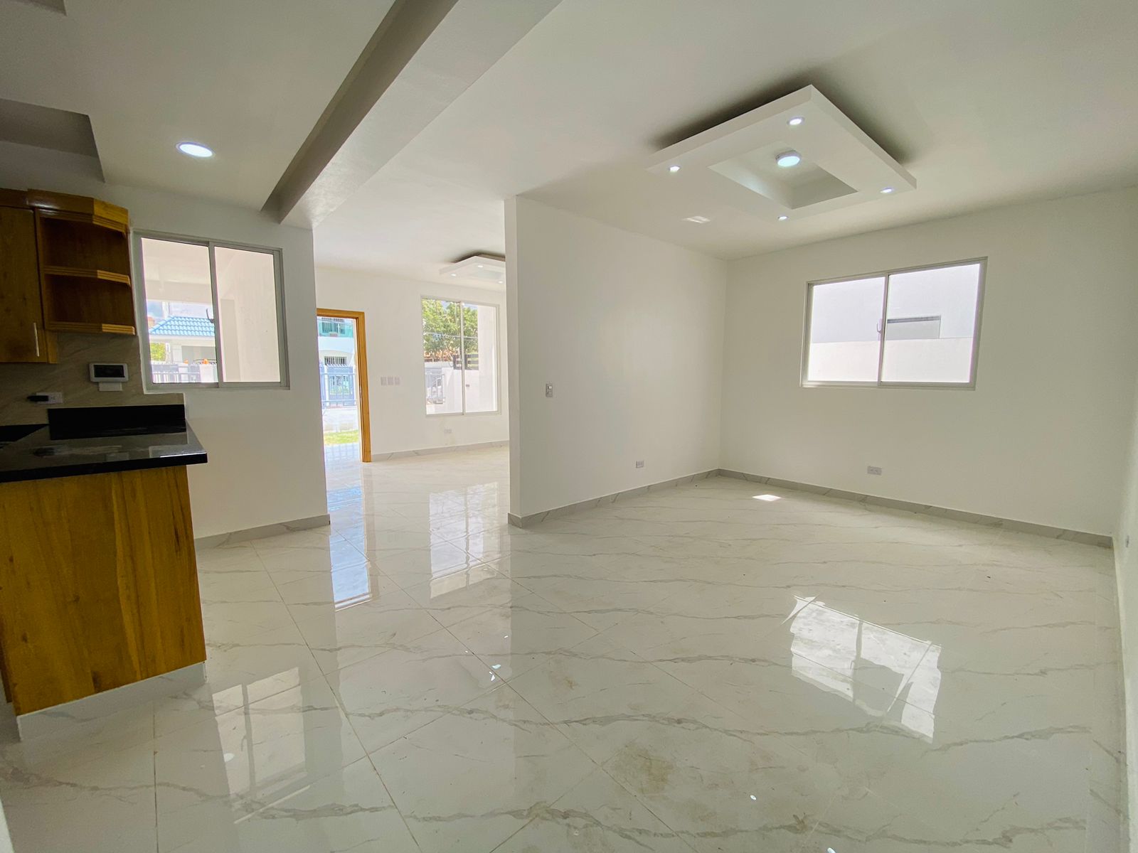 Casa con 3 Habitaciones y Patio de Venta en los Llanos de Gurabo! Foto 7295750-4.jpg